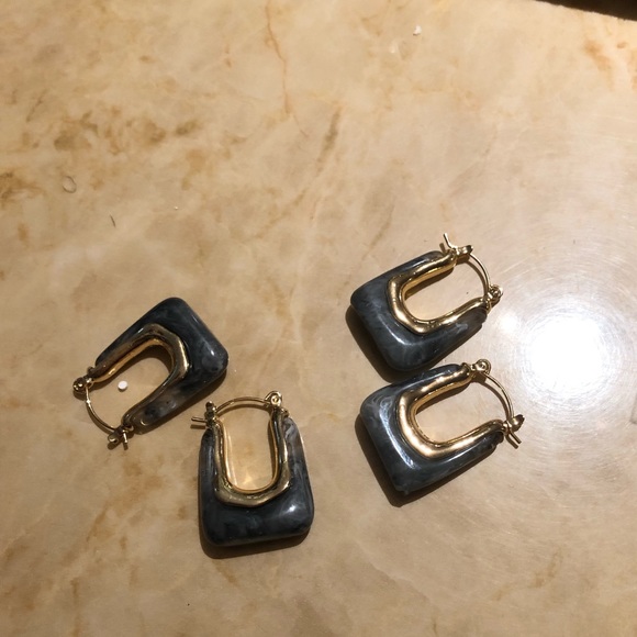 U-Shaped Hoop Earrings (gray) - Picture 5 of 8